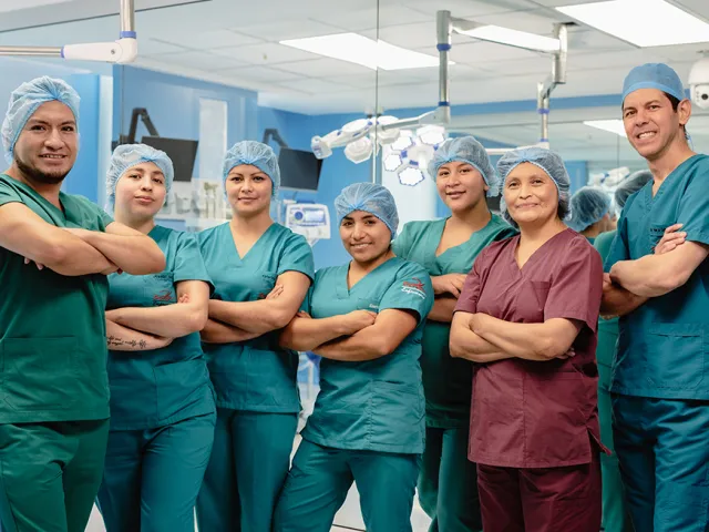 docentes y estudiantes de la facultad de ciencias de la salud UDLA