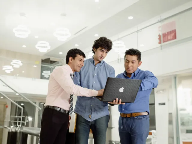 Udla_alumnos_laptop_interiores