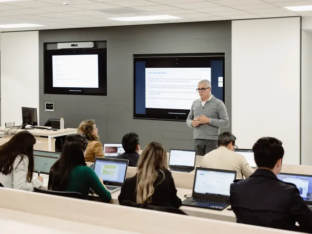 Udla_profesos_clase_alumnos