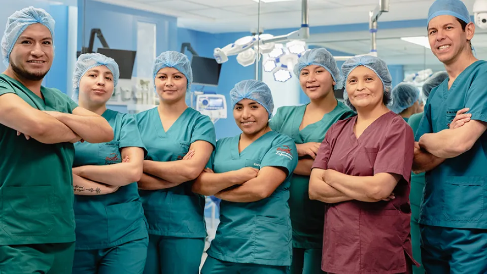 docentes y estudiantes de la facultad de ciencias de la salud UDLA