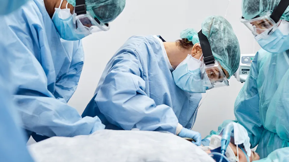 Imagen de una unidad de cuidados intensivos con profesionales de enfermería en acción