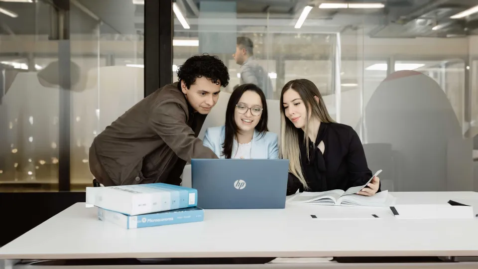 Udla_alumnos_escritorio_laptop_interiores